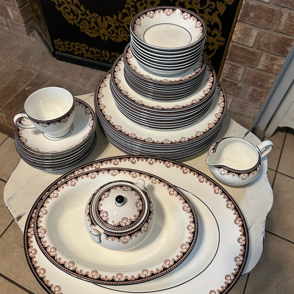 WEDGWOOD Medici Pattern R4588 Bone China 8 Five Piece Settings Serving Dishes